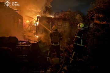 165 «шахедів» за ніч і пожежі в спальних районах Києва: росія просить «тиші» — і одночасно палить українські міста