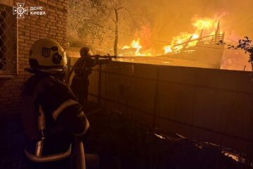 Семеро поранених, двоє дітей: наслідки нічної атаки БПЛА на Київ — горіли квартири, будинки, авто