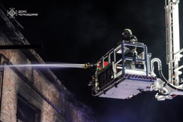 Удар по гуртожитку в Черкасах: поранена людина, зруйновані квартири після нічної атаки дронів