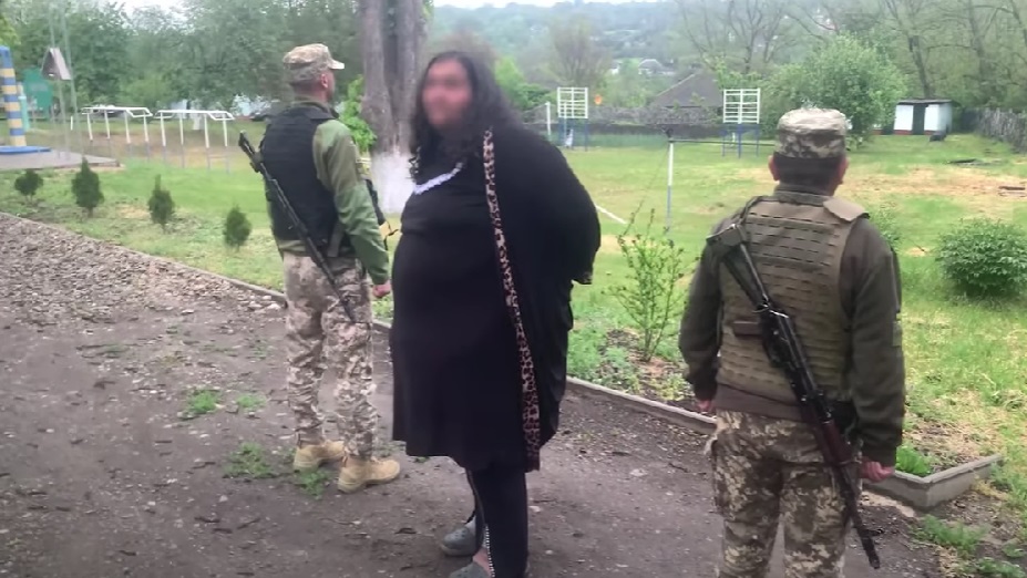 «Жінка» зі щетиною — на кордоні з Молдовою затримали 26-річного львів’янина у сукні