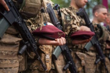 Десантникам, які приєдналися до ДШВ за «Контрактом 18-24», вручили марунові берети