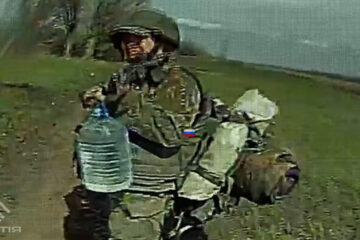 «Загасити дрон» бутлем води не вдалося — українські дрони полюють на окупантів, що вигадують «ноу-хау» для порятунку