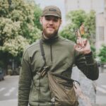 «Колючий дріт — це минуле»: звільнений з полону воїн Саймон зрізав символ неволі на Алеї сакур