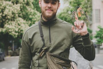 «Колючий дріт — це минуле»: звільнений з полону воїн Саймон зрізав символ неволі на Алеї сакур