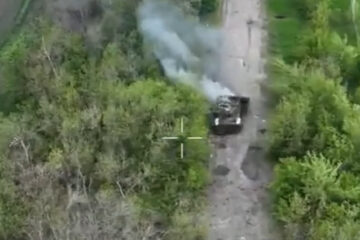 «Ефектно та ефективно» — українські дрони-камікадзе знищили російський Т-72 та дві бронемашини