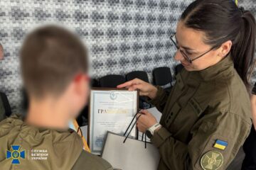 Не піддалися вербуванню — підлітки з Кривого Рогу «спалили ФСБшника» і отримали за це нагороду