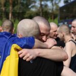 Перші кроки на рідній землі — Володимир Зеленський поділився зворушливими кадрами зустрічі українських полонених