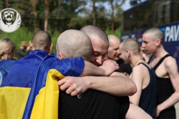 Перші кроки на рідній землі — Володимир Зеленський поділився зворушливими кадрами зустрічі українських полонених
