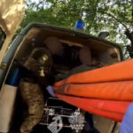 «Ти в безпеці, все буде добре»: бойові медики показали, як під вогнем виривають поранених побратимів з «нуля»