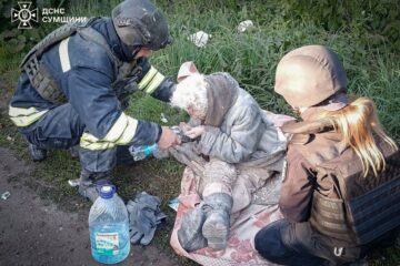 На Сумщині внаслідок обстрілу рф зруйновано житловий будинок, з-під завалів врятували жінку