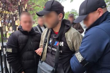 Подвійний бізнес: у Києві власника барбершопу підозрюють у переправленні ухилянтів до Молдови