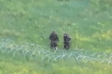 «Смертельний номер від росіян» — окупанти спробували перелізти інженерне загородження