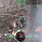 Окупант прикурив цигарку просто від палаючого товариша