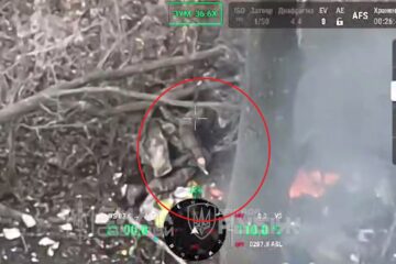 Окупант прикурив цигарку просто від палаючого товариша