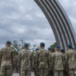 Хвилі шторму, які розбивають ворожі укріплення: у Києві відкрили пам’ятний знак «Морська піхота» – фоторепортаж