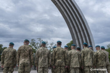 Хвилі шторму, які розбивають ворожі укріплення: у Києві відкрили пам’ятний знак «Морська піхота» – фоторепортаж