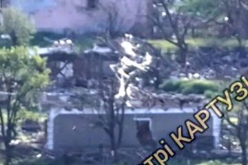 «Сотні тисяч кілометрів дроту» — оптоволокно від дронів оплітає дерева, наче павутиною