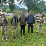 Змоклі, змерзлі та голодні: прикордонники знайшли порушників кордону, які дві доби блукали в горах