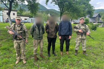 Змоклі, змерзлі та голодні: прикордонники знайшли порушників кордону, які дві доби блукали в горах