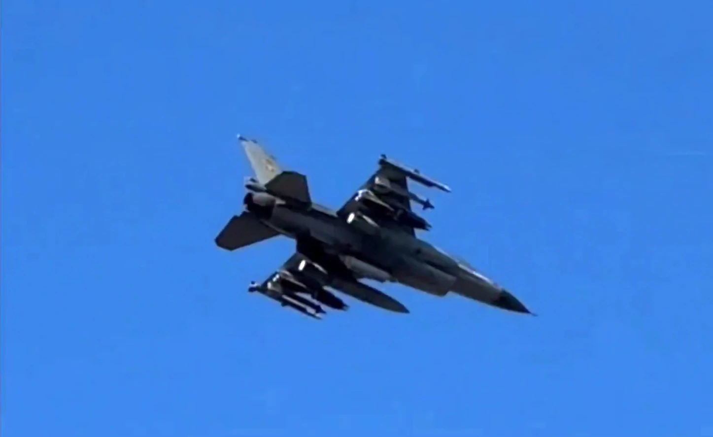 Український F-16 перед скиданням GBU-39 (скриншот з відео)