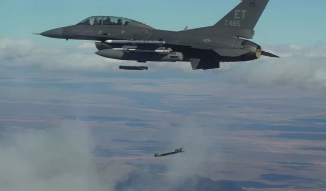 Скидання бомб GBU-39 з F-16