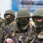 Хто в плащі, хто в пончо: наші військові розповіли про екіпірування російських солдатів