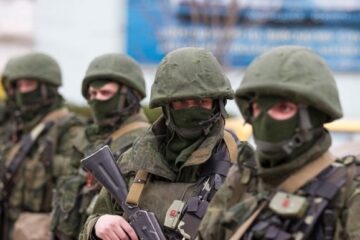 Хто в плащі, хто в пончо: наші військові розповіли про екіпірування російських солдатів