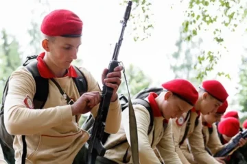Вкрадене дитинство: на окупованій Луганщині дітей з першого класу готуватимуть до війни