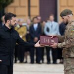 У День Конституції Володимир Зеленський відзначив військовослужбовців державними нагородами