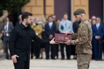 У День Конституції Володимир Зеленський відзначив військовослужбовців державними нагородами