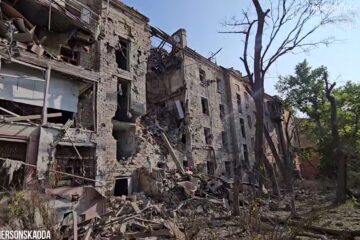 Упродовж 15 хвилин зс рф скинули на середмістя Херсона чотири КАБи