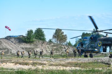 «Символ належності до еліти»: що означає стрибок з парашутом для українського десантника