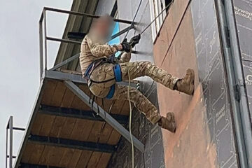 Звільнення заручників та штурм будівель: спецпризначенці відпрацьовують навички висотного бою