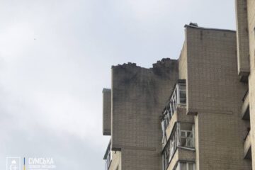 У Сумах БПЛА влучив у покрівлю багатоповерхівки