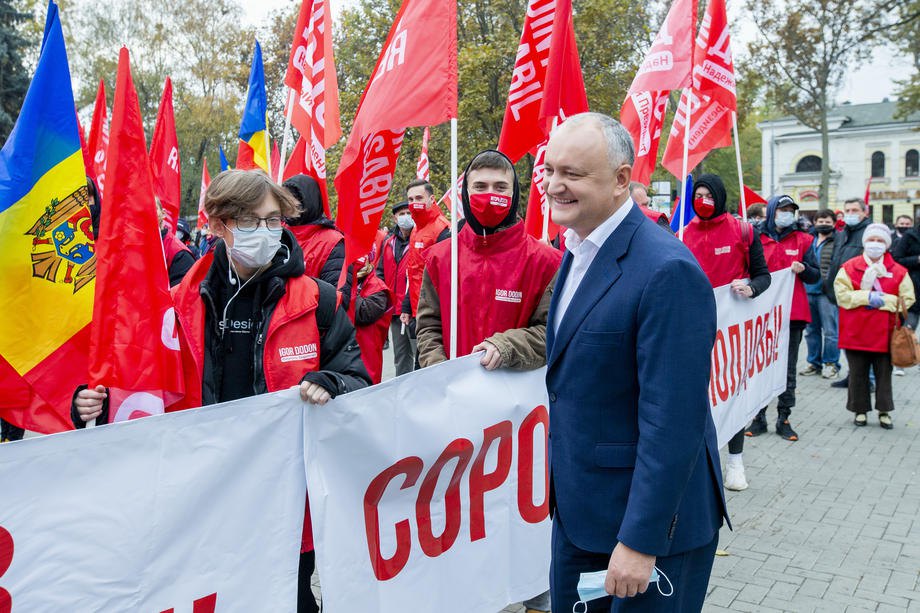 Ігор Додон з прихильниками на мітингу перед другим туром президентських виборів в Кишиневі, 13 листопада 2020.