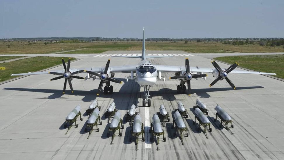 Туполєв ТУ-95МС з ракетами Х-101 на передньому плані.