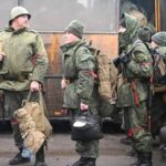 Не шукають укриття, заходять у посадку рівним кроком: російські штурмовики демонструють дивну поведінку