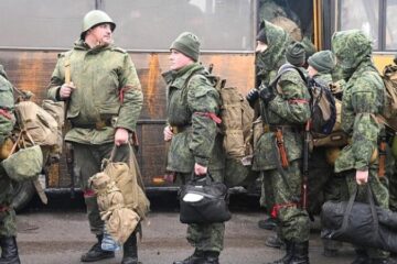 Не шукають укриття, заходять у посадку рівним кроком: російські штурмовики демонструють дивну поведінку