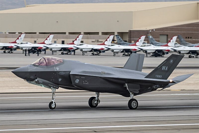 Винищувач п'ятого покоління <i>F-35</i>.