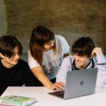 Не втратити зв’язок: освітні рішення для українських школярів за кордоном