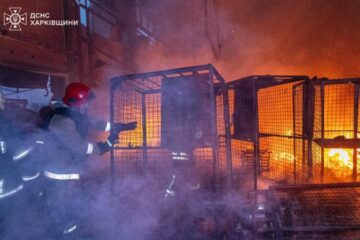 ​У передмісті Харкова російські дрони атакували поштовий термінал, сталася масштабна пожежа