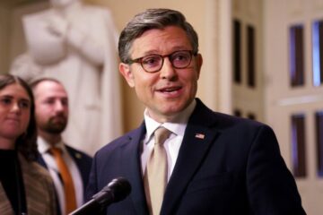 Спікер Палати представників США Майк Джонсон підтримав запровадження “найсуворіших санкцій” проти РФ