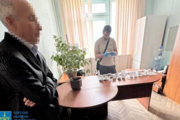 Посадовця Одеської міськради підозрюють у вимаганні 100 тис. гривень хабаря