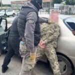 Затримали правоохоронця, який намагався переправити чоловіка з України на надувному матраці