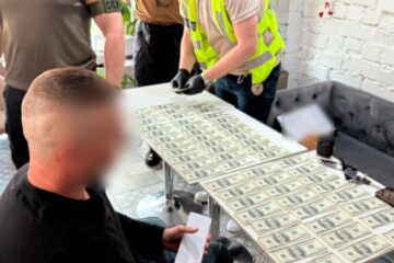Правоохоронці викрили посадовця Голосіївської РДА, який за $12 000 “допоміг” отримати відстрочку