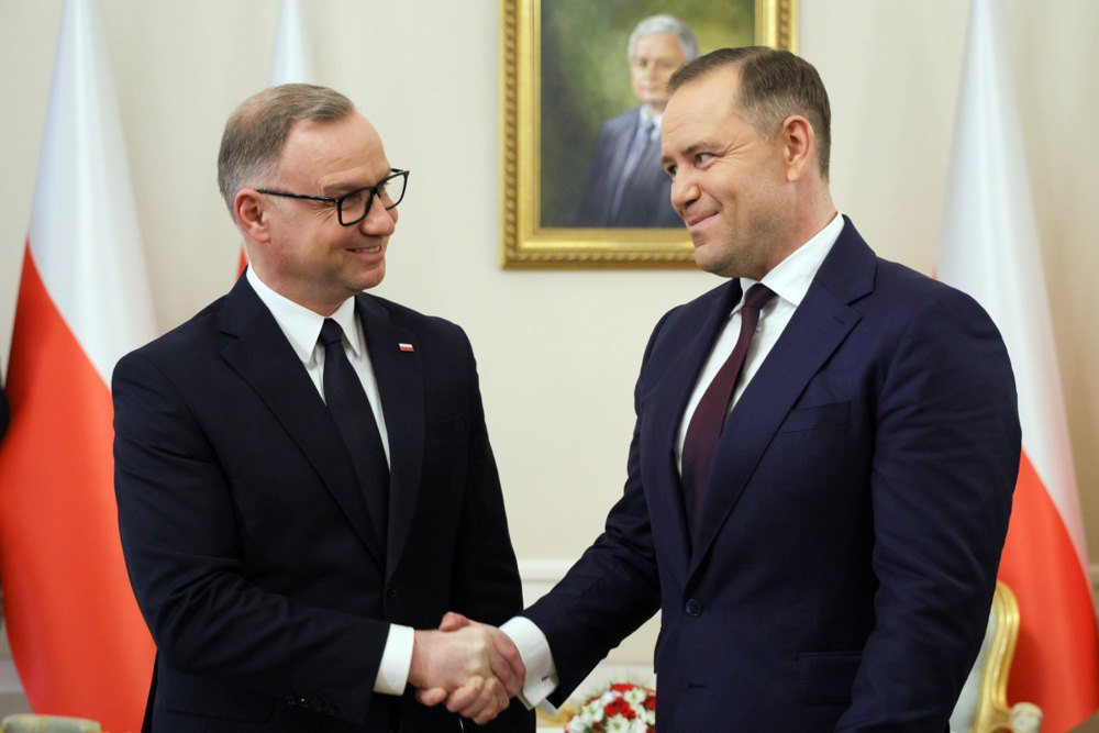 Президент Польщі Анджей Дуда (ліворуч) і новообраний президент Кароль Навроцький (праворуч) у Президентському палаці у Варшаві, 3 червня 2025 року