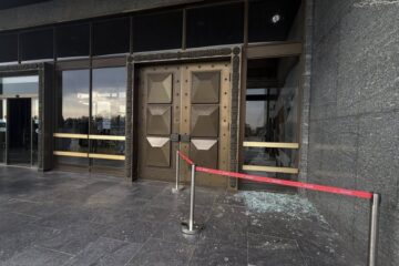 У Києві вибуховою хвилею пошкоджено фасад Музею в підніжжі монумента «Батьківщина-мати»