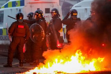У Північній Ірландії другу ніч поспіль стаються вуличні сутички з поліцією