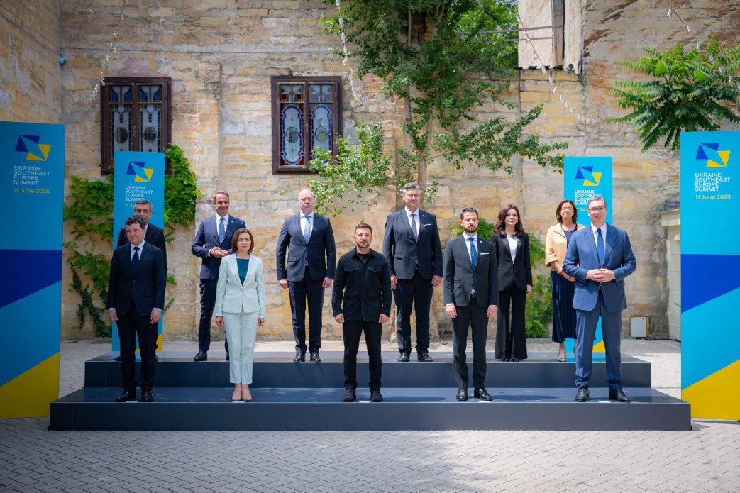 Підсумкове фото учасників саміту «Україна — Східно-Південна Європа» в Одесі 11 червня 2025 року.