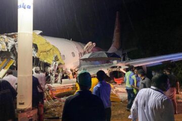 Катастрофа літака Air India: чиновники передають тіла родичам